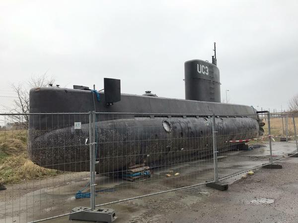 Das U-Boot "Nautilus" liegt in einem Industriegebiet an Land. 