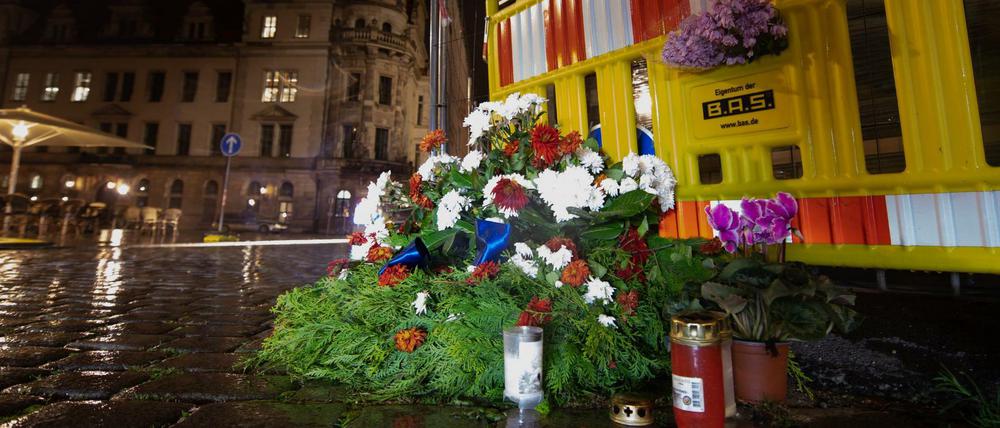 Blumen und Kerzen liegen unweit des Residenzschlosses in Dresden. Hier wurden zwei Touristen Opfer einer Messerattacke.