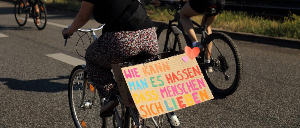 Regenbogen-Fahrraddemo für mehr queere Sichtbarkeit in Potsdam, 2. Juli 2022.