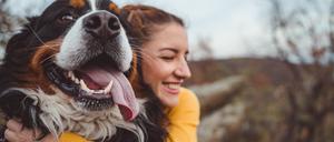Manchmal sind es die kleinen Dinge, wie ein Spaziergang mit dem Hund, die großes Glück auslösen. Solche Glimmer-Momente könnten auch für die Psychotherapie wertvoll sein.