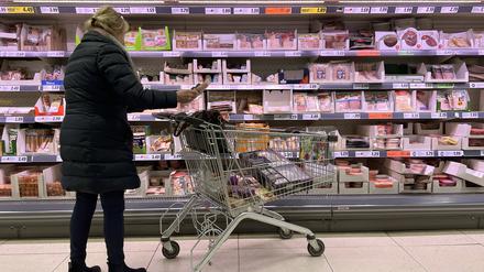 Ob Salami, Kochschinken oder Lyoner – verpackte Wurst aus der Selbstbedienung ist für Verbraucher 2022 deutlich teurer geworden.