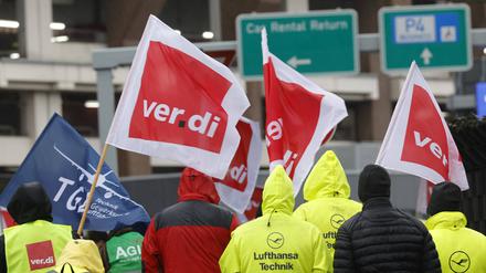 Die Vereinigte Dienstleistungsgewerkschaft VERDI rief bundesweit für Mittwoch bis Donnerstag zu Warnstreik Kundgebung und Demonstration auf. 