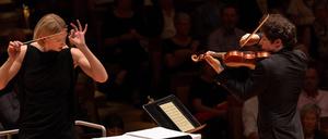 Dirigentin Joana Mallwitz und Geiger Augustin Hadelich mit dem Konzerthausorchester in der Philharmonie am 7.9.2023. 