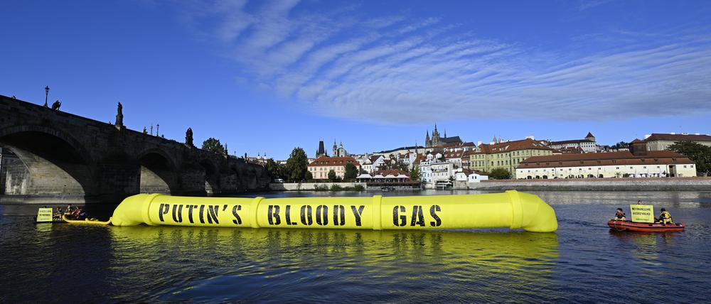 Greenpeace-Aktivisten demonstrieren in Prag gegen den Angriffskrieg des russischen Präsidenten Wladimir Putin.  