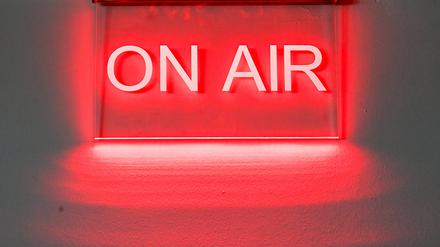 Schild mit der Aufschrift "On Air" im RBB an der Masurenallee.