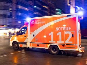 Rettungswagen mit Blaulicht im Einsatz DEU, Deutschland, Berlin: Ein Rettungswagen fährt bei leichtem Schneefall mit Blaulicht auf eine Straße in Berlin zum Einsatz. Berlin Berlin Deutschland *** Ambulance with blue light in use DEU, Germany, Berlin An ambulance drives with blue light in light snowfall on a street in Berlin for use Berlin Berlin Germany