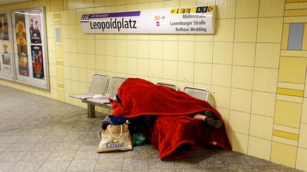 l Wedding: Obdachloser zugedeckt mit einer roten Decke