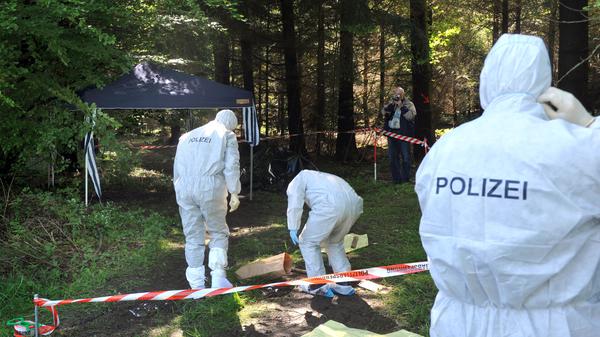 Ermittler am Tatort (Symbolbild)