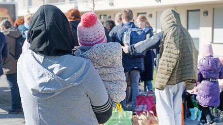 Statt mit dem ausgezahlten Bargeld, so die Vorstellung, sollen Geflüchtete, die im Asylantragsverfahren sind oder nur einen Duldungsstatus haben, ihren Bedarf an Einkäufen über eine Karte abwickeln.