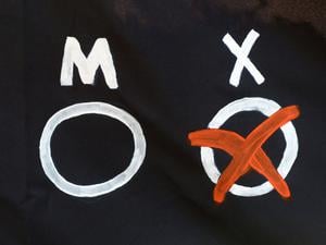 Drei Möglichkeiten für einen Geschlechtseintrag - „W“, „M“ und „X“ - sind auf einem Banner der Initiative «dritte Option» zu sehen. Der Bundesrat hat eine ganze Reihe von Änderungen an dem von der Bundesregierung beschlossenen Entwurf für ein Selbstbestimmungsgesetz vorgeschlagen.