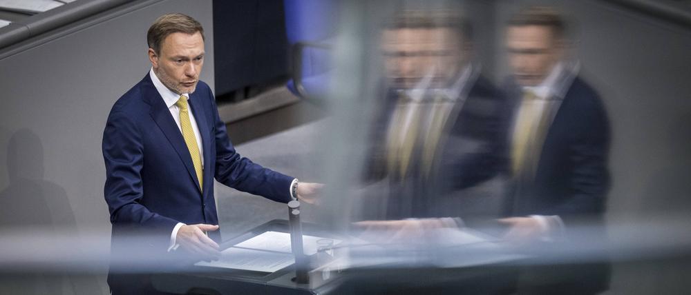 Christian Lindner FDP, Bundesminister der Finanzen, bei der Debatte zum Nachtragshaushaltsgesetztes im Deutschen Bundestag.