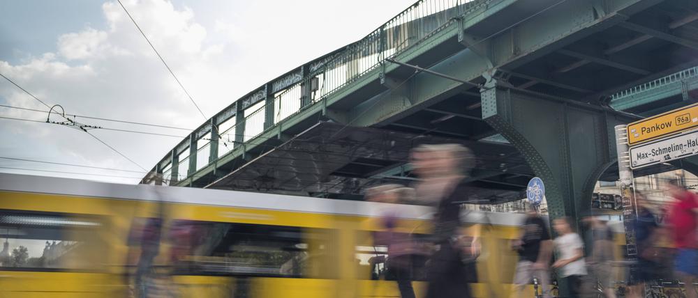 Starker Verkehr an der viel befahrenen Kreuzung Schönhauser Allee/Kastanienallee/Eberswalder Straße in Berlin-Prenzlauer Berg. (Symbolbild)