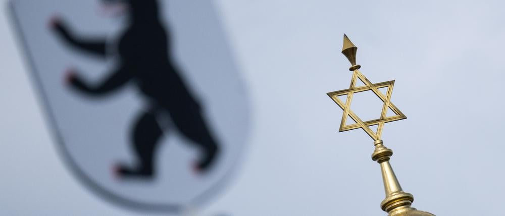 Das Wappen der Stadt Berlin ist vor dem Davidstern auf der Kuppel des Centrum Judaicum, in dem sich auch die Neue Synagoge Berlin und die Jüdische Gemeinde zu Berlin befindet, zu sehen. (Symbolbild)