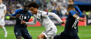 Deutschland gegen Frankreich: Leroy Sane mit N’Golo Kanté und Kylian Mbappe kämpfen bei einem Länderspiel 2018 um den Ball. 
