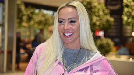 Dschungelcamp-Kandidatin Cora Schumacher kurz vor ihrem Abflug nach Australien am 9. Januar 2024.