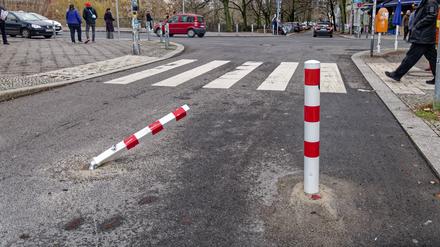 Umgefahrener Poller am Maybachufer im Berlin-Neukölln (Symbolbild)