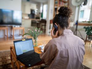 Eine Frau bei der Arbeit im Homeoffice (Symbolbild).