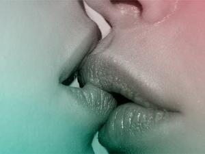 Zwei Münder küssen sich