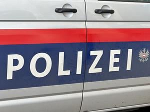 Der Schriftzug «Polizei» auf einem Einsatzfahrzeug in Österreich.