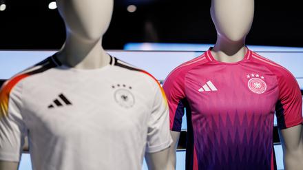 ARCHIV - 13.03.2024, Bayern, Herzogenaurach: Die offiziellen Trikots der deutschen Fußball-Nationalmannschaft für die kommende Fußball-Europameisterschaft 2024 (UEFA EURO 2024) sind am Sitz des Sportartikelherstellers adidas AG zu sehen. Adidas reagiert auf Kritik an einer Rückennummer.