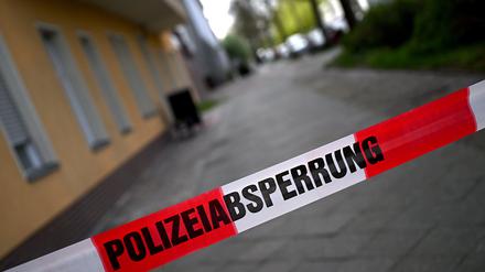 Polizisten sperren die Straßen vor der Entschärfung einer Weltkriegsbombe. Etwa 6700 Menschen müssen bis dann spätestens vorübergehend ihre Häuser verlassen.