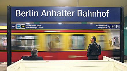 S-Bahn der Linien S1, S2 und S25 fahren wieder nach der Sanierung im Nord-Süd Tunnel in Berlin: hier im Anhalter Bahnhof.