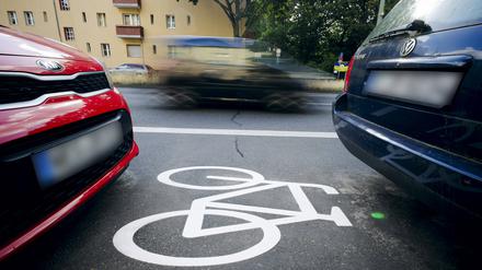 Autos parken auf einem Radweg in der Ollenhauerstraße in Berlin-Reinickendorf.