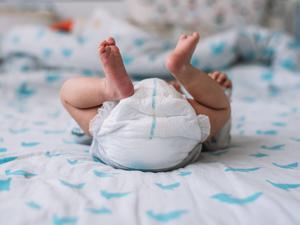 Ein Baby liegt in seinem Bettchen. (Symbolfoto)