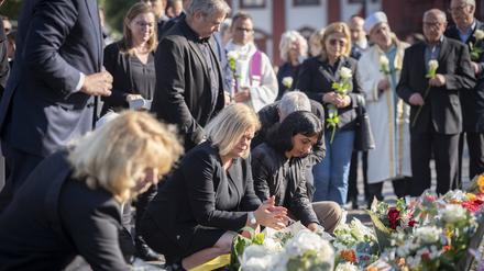 Trauer um einen 29-jaehrigen Polizeibeamten, der nach einer Messerattacke in Mannheim gestorben ist.