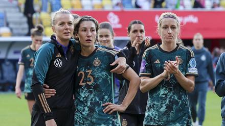 Torhüterin Merle Frohms, Sara Doorsoun Germany und Kathrin Hendrich Germany bejubeln den Auswärtssieg und die vorzeitige Qualifikation für die Europameisterschaft 2025 in der Schweiz.