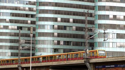 Eine S-Bahn verkehrt an der Berliner Jannowitzbrücke. (Symbolbild)