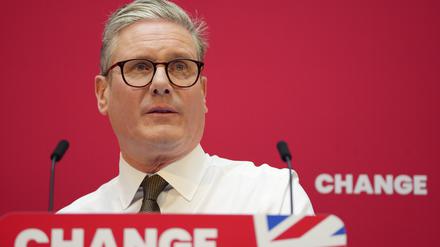Der Vorsitzende der britischen Labour-Partei, Sir Keir Starmer, spricht auf der Bühne bei der Vorstellung des Wahlprogramms der Labour-Partei für die Parlamentswahlen 2024. Die Wahl findet am 4. Juli statt.