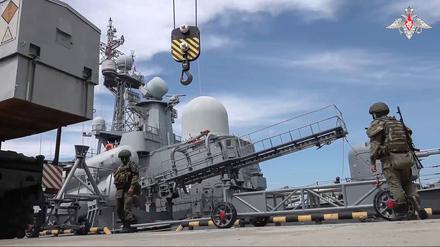 Auf diesem vom Pressedienst des russischen Verteidigungsministeriums am Mittwoch, dem 12. Juni 2024, veröffentlichten Video laden russische Militärangehörige einen Marschflugkörper an Bord eines Kriegsschiffes während russischer Militärübungen, die die Truppen im Einsatz taktischer Atomwaffen trainieren sollen.