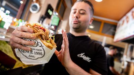 Ein Mitarbeiter des Döner-Imbisses «Hisar Fresh Food» bereitet einen Döner zu.
