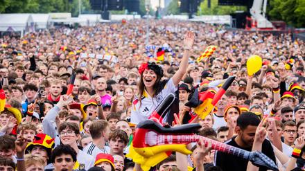 Deutschland-Fans jubeln beim Public Viewing in der Fanzone am Brandenburger Tor.