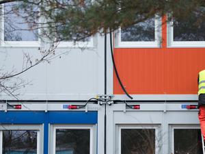 Baufirmen arbeiten in Berlin-Köpenick an einem Wohnheim für Flüchtlinge.