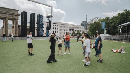 Kunstrasen auf der Berliner Fanmeile vor dem Brandenburger Tor.