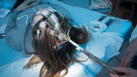 Die Messung der Hirnströme mittels EEG bringt erste Hinweise, ob eine Epilepsie vorliegt. (Symbolbild)