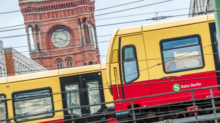 Berliner S-Bahn am Alexanderplatz