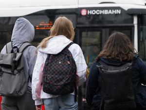 PRODUKTION - 09.04.2024, Hamburg: Zwei Schülerinnen und ein Schüler warten in Hamburg auf einen Bus. (zu dpa: «Hamburgs Schüler können Gratis-Deutschlandticket bestellen») Foto: Marcus Brandt/dpa +++ dpa-Bildfunk +++