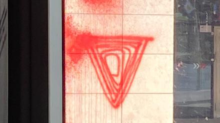 Ein rotes Dreieck mit einer nach unten gerichteten Spitze wurde auf die Außenfassade des Willy Brandt Haus gesprüht.