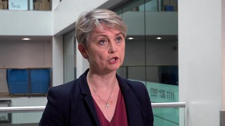 Ein Videostandbild, das von PA Wire herausgegeben wurde, zeigt die britische Innenministerin Yvette Cooper.