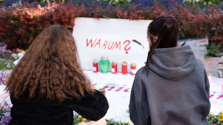 Passanten gedenken der Opfer von Solingen mit Blumen und Kerzen.