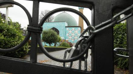 Die Imam-Ali-Moschee Blaue Moschee an der Außenalster. Der Zugang zum Gebäude in der Straße Schöne Aussicht 36 ist nach dem Verbot des Islamischen Zentrums Hamburg, der Träger des Gebäudes, durch das Bundesinnenministerium versperrt. Wie es mit der Imam-Ali-Moschee nun weitergeht, ist noch ungeklärt.