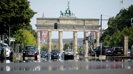 Der Asphalt auf der Straße des 17. Juni in Richtung Brandenburger Tor flimmert in der Sonne. In Berlin und Brandenburg werden heute bis zu 30 Grad erwartet.