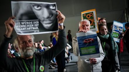 Ringen um den richtigen Kurs: Delegierte demonstrieren beim Bundesparteitag der Grünen im November 2023 für Asyl und Migration.