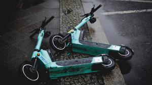 Hindernis-Parcours: Zwei E-Scooter liegen herum.