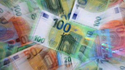ILLUSTRATION - 15.05.2024, Bayern, Kaufbeuren: ILLUSTRATION Verschiedene Euro-Banknoten liegen auf einem Tisch (Zoomeffekt).
Ob Freizeitpark oder Kino: Solche Ausflüge können ganz schön teuer werden. (zu dpa: «Umfrage: Junge Menschen sorgen sich um finanzielle Zukunft») Foto: Karl-Josef Hildenbrand/dpa +++ dpa-Bildfunk +++