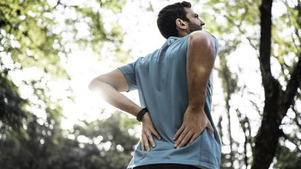 Millionen Deutsche leiden unter chronischen Rückenschmerzen.