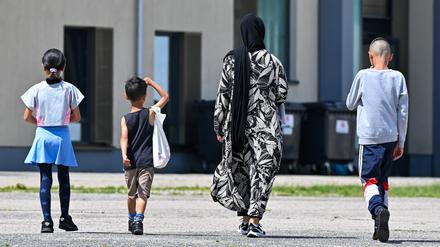 Ein Sicherheitspaket gegen Islamisten-Gefahr, eine Asyldebatte, die die Würde des Menschen antastet? Die Politik sollte mal darüber sprechen, wie die deutsche Bürokratie die Integration Zugewanderter verhindert.